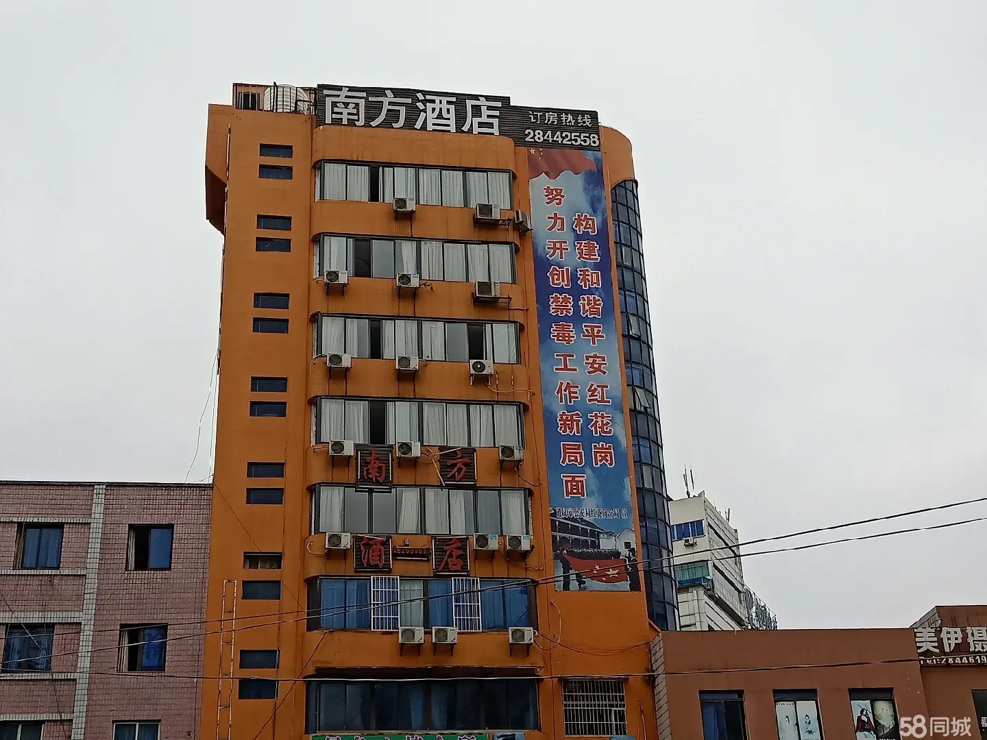 （转让）位于繁华商业街和景观公园旁，房型超好，转让承包均可